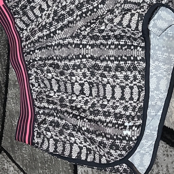 UNDER ARMOUR SNAKESKIN PRINT LOGO SHORTS PRICE FIRM - Picture 3 of 11